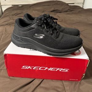 NWOT Sketchers Arch Fit 2.0 Big League Sneaker - Women’s